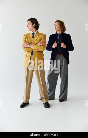 Zwei junge Männer posieren selbstbewusst zusammen und betonen ihre einzigartigen Modeentscheidungen und Freundschaften. Stockfoto