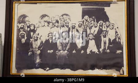 Eine große Gruppe von Männern in traditioneller Kleidung versammelt sich im Hilla Museum im Irak und spiegelt die reiche Kultur und Geschichte wider. Stockfoto