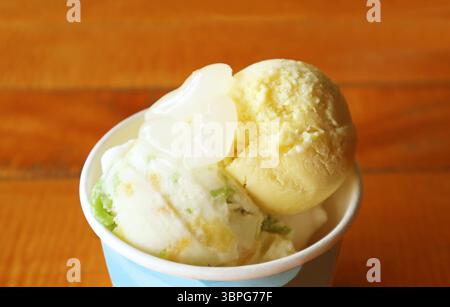 Kugeln Kokosmilch und Durian-Eis mit gesüßtem Zucker-Palmensamen Stockfoto