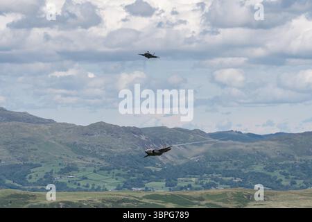 Zwei United States Air Force Lockheed Martin F-35As kreuzen die Wege beim Eintritt in die Mach Loop bei Dolgellau, Wales Stockfoto