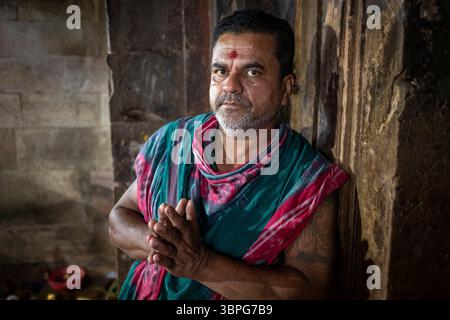 Hindupriester Prasanta Mohapatan, dessen Familie hier seit 40 Generationen verehrt, Parsurameswara Tempel, Bhubanesswar, Odisha, Indien, Asien Stockfoto
