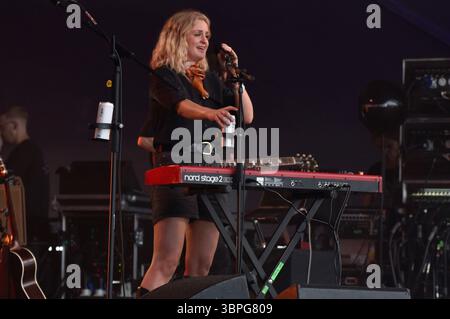 Juli 2025. Tooting Common, Tooting, London UK. Ward Thomas tritt im Country auf dem Common 2025 auf. Sue Andrews/Alamy. Stockfoto