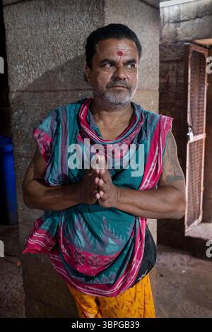 Hindupriester Prasanta Mohapatan, dessen Familie hier seit 40 Generationen verehrt, Parsurameswara Tempel, Bhubanesswar, Odisha, Indien, Asien Stockfoto