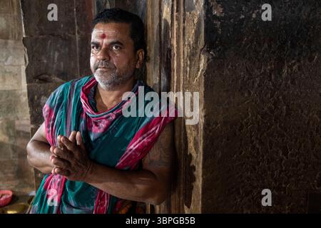 Hindupriester Prasanta Mohapatan, dessen Familie hier seit 40 Generationen verehrt, Parsurameswara Tempel, Bhubanesswar, Odisha, Indien, Asien Stockfoto