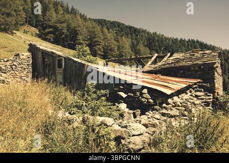 Ruiniertes Bauernhaus aus Stein in Savoie (Frankreich). Getöntes Foto. Stockfoto