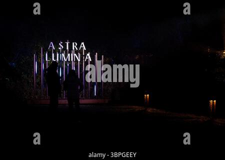 Seattle, USA. Januar 2025. Der atemberaubende Astra Lumina Walk in den Chinesischen Gärten im Westen von Seattle. Stockfoto