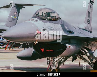 Die F-16 der US Air Force kämpfte gegen Falcon von der Jersey Devils Einheit, die im Mai 2025 bei McGuire AFB geparkt wurde. Stockfoto