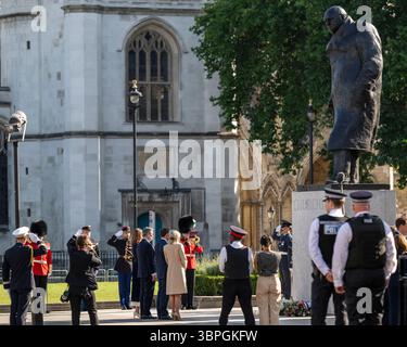 London, Großbritannien. 8. Juli 2025. Der französische Präsident Emmanuel Macron und seine Frau Brigitte auf dem Parlamentsplatz, begleitet von Premierminister Keir Starmer und seiner Frau Victoria bei einer Kranzniederlegung am Fuße der Statue von Winston Churchill. Der französische Präsident ist vom 8. Bis 10. Juli zu einem Staatsbesuch im Vereinigten Königreich. Ungewöhnlicherweise fand das Haupttreffen mit König Charles und Königin Camilla in Windsor statt, da der Buckingham Palace renoviert wurde. Quelle: Stephen Chung / Alamy Live News Stockfoto