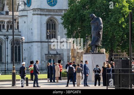 London, Großbritannien. 8. Juli 2025. Der französische Präsident Emmanuel Macron und seine Frau Brigitte auf dem Parlamentsplatz, begleitet von Premierminister Keir Starmer und seiner Frau Victoria bei einer Kranzniederlegung am Fuße der Statue von Winston Churchill. Der französische Präsident ist vom 8. Bis 10. Juli zu einem Staatsbesuch im Vereinigten Königreich. Ungewöhnlicherweise fand das Haupttreffen mit König Charles und Königin Camilla in Windsor statt, da der Buckingham Palace renoviert wurde. Quelle: Stephen Chung / Alamy Live News Stockfoto