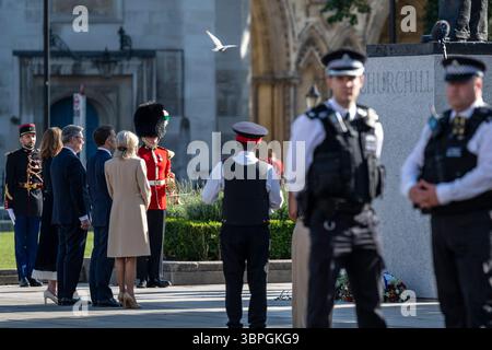 London, Großbritannien. 8. Juli 2025. Der französische Präsident Emmanuel Macron und seine Frau Brigitte auf dem Parlamentsplatz, begleitet von Premierminister Keir Starmer und seiner Frau Victoria bei einer Kranzniederlegung am Fuße der Statue von Winston Churchill. Der französische Präsident ist vom 8. Bis 10. Juli zu einem Staatsbesuch im Vereinigten Königreich. Ungewöhnlicherweise fand das Haupttreffen mit König Charles und Königin Camilla in Windsor statt, da der Buckingham Palace renoviert wurde. Quelle: Stephen Chung / Alamy Live News Stockfoto