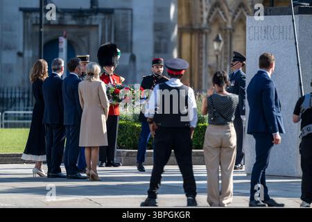 London, Großbritannien. 8. Juli 2025. Der französische Präsident Emmanuel Macron und seine Frau Brigitte auf dem Parlamentsplatz, begleitet von Premierminister Keir Starmer und seiner Frau Victoria bei einer Kranzniederlegung am Fuße der Statue von Winston Churchill. Der französische Präsident ist vom 8. Bis 10. Juli zu einem Staatsbesuch im Vereinigten Königreich. Ungewöhnlicherweise fand das Haupttreffen mit König Charles und Königin Camilla in Windsor statt, da der Buckingham Palace renoviert wurde. Quelle: Stephen Chung / Alamy Live News Stockfoto