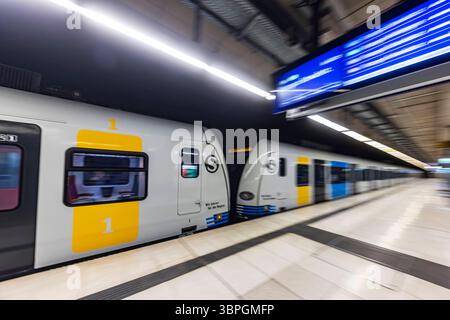 S-Bahn der Region Stuttgart in einer Haltestelle in Stuttgart. // 07.07.2025. Stuttgart, Baden-Württemberg, Deutschland *** S-Bahn der Region Stuttgart an einer Haltestelle in Stuttgart 07 07 2025 Stuttgart, Baden Württemberg, Deutschland Stockfoto