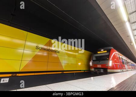 S-Bahn der Region Stuttgart in einer Haltestelle in Stuttgart. // 07.07.2025. Stuttgart, Baden-Württemberg, Deutschland *** S-Bahn der Region Stuttgart an einer Haltestelle in Stuttgart 07 07 2025 Stuttgart, Baden Württemberg, Deutschland Stockfoto