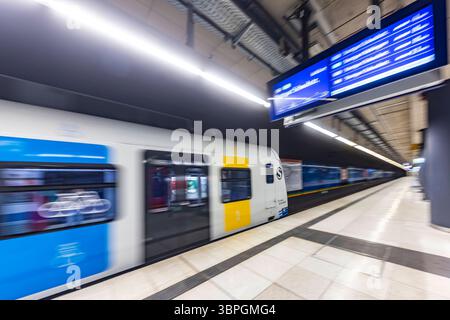 S-Bahn der Region Stuttgart in einer Haltestelle in Stuttgart. // 07.07.2025. Stuttgart, Baden-Württemberg, Deutschland *** S-Bahn der Region Stuttgart an einer Haltestelle in Stuttgart 07 07 2025 Stuttgart, Baden Württemberg, Deutschland Stockfoto