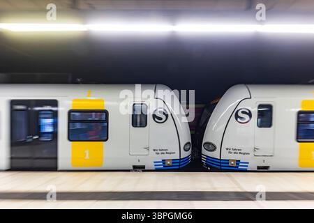 S-Bahn der Region Stuttgart in einer Haltestelle in Stuttgart. // 07.07.2025. Stuttgart, Baden-Württemberg, Deutschland *** S-Bahn der Region Stuttgart an einer Haltestelle in Stuttgart 07 07 2025 Stuttgart, Baden Württemberg, Deutschland Stockfoto