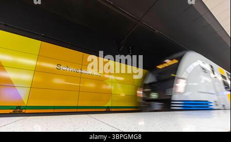 S-Bahn der Region Stuttgart in einer Haltestelle in Stuttgart. // 07.07.2025. Stuttgart, Baden-Württemberg, Deutschland *** S-Bahn der Region Stuttgart an einer Haltestelle in Stuttgart 07 07 2025 Stuttgart, Baden Württemberg, Deutschland Stockfoto