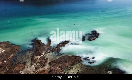 Luftaufnahme der jährlichen Heringslaiche. Die Mühle im Wasser macht es zu einem wunderschönen Blau. Stockfoto