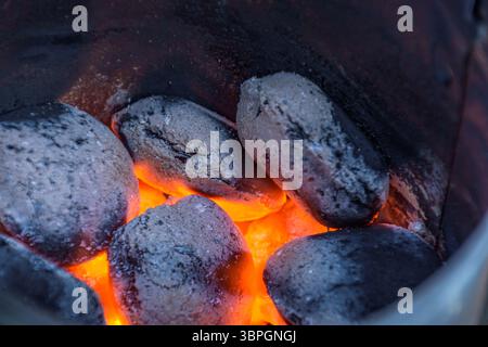 Kohlen brennen in einem Kamin Stockfoto