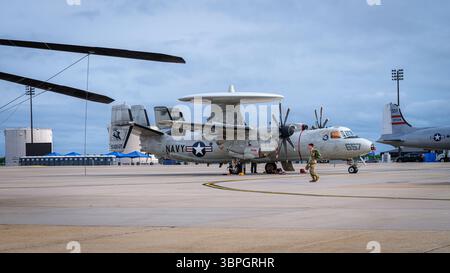 Editorial Image, E-2 Hawkeye Frühwarnflugzeug der US Navy auf der McGuire Air Force Base, New Jersey, während einer Flugschau im Mai 2025. Stockfoto