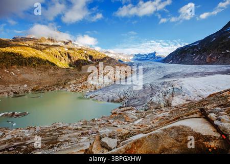 Toller sonniger Tag im Alpental. Lage berühmter Ferienort der Berner Alpen, Rhonegletscher, Furkapass und Grimselpass, Schweizer alpen, Europa. Beliebte tr Stockfoto