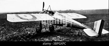 Morane-Saulnier-Monoplane, das von den französischen Piloten Garros und Gilbert im Ersten Weltkrieg benutzt wurde. Ausgestattet mit einem festen Maschinengewehr, das mit einem Metallabweiser durch den Propeller feuert. Diese Neuerung ging vor dem Fokker-Synchronisierungsgetriebe zurück. Foto von L'Illustration, 1916, zeigt die frühe Luftkampftechnik im Ersten Weltkrieg. Stockfoto