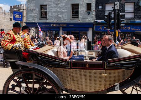 Windsor, Großbritannien. Juli 2025. Prinz William und Catherine, Prinzessin von Wales, fahren mit der Kutsche nach Windsor Castle am ersten Tag des Staatsbesuchs von Präsident Emmanuel Macron in Großbritannien. Präsident Macron und seine Frau Brigitte Macron werden während ihres Besuchs als Gäste von König Karl III. Und Königin Camilla auf Schloss Windsor übernachten. Es ist der erste Besuch dieses Staates aus Frankreich seit 17 Jahren. Quelle: Mark Kerrison/Alamy Live News Stockfoto