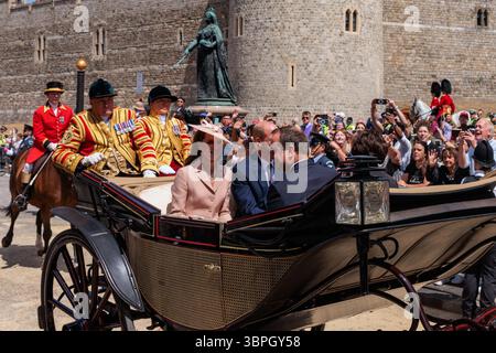 Windsor, Großbritannien. Juli 2025. Prinz William und Catherine, Prinzessin von Wales, fahren mit der Kutsche nach Windsor Castle am ersten Tag des Staatsbesuchs von Präsident Emmanuel Macron in Großbritannien. Präsident Macron und seine Frau Brigitte Macron werden während ihres Besuchs als Gäste von König Karl III. Und Königin Camilla auf Schloss Windsor übernachten. Es ist der erste Besuch dieses Staates aus Frankreich seit 17 Jahren. Quelle: Mark Kerrison/Alamy Live News Stockfoto