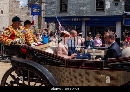 Windsor, Großbritannien. Juli 2025. Prinz William und Catherine, Prinzessin von Wales, fahren mit der Kutsche nach Windsor Castle am ersten Tag des Staatsbesuchs von Präsident Emmanuel Macron in Großbritannien. Präsident Macron und seine Frau Brigitte Macron werden während ihres Besuchs als Gäste von König Karl III. Und Königin Camilla auf Schloss Windsor übernachten. Es ist der erste Besuch dieses Staates aus Frankreich seit 17 Jahren. Quelle: Mark Kerrison/Alamy Live News Stockfoto