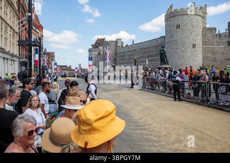 Windsor, Großbritannien. Juli 2025. Wellwishers warten auf eine Kutschenprozession, die Präsident Emmanuel Macron im Rahmen seines Staatsbesuchs in Großbritannien nach Windsor Castle bringt. Präsident Macron und seine Frau Brigitte Macron werden während ihres Besuchs als Gäste von König Karl III. Und Königin Camilla auf Schloss Windsor übernachten. Es ist der erste Besuch dieses Staates aus Frankreich seit 17 Jahren. Quelle: Mark Kerrison/Alamy Live News Stockfoto