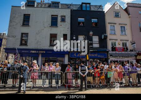 Windsor, Großbritannien. Juli 2025. Wellwishers warten auf eine Kutschenprozession, die Präsident Emmanuel Macron im Rahmen seines Staatsbesuchs in Großbritannien nach Windsor Castle bringt. Präsident Macron und seine Frau Brigitte Macron werden während ihres Besuchs als Gäste von König Karl III. Und Königin Camilla auf Schloss Windsor übernachten. Es ist der erste Besuch dieses Staates aus Frankreich seit 17 Jahren. Quelle: Mark Kerrison/Alamy Live News Stockfoto