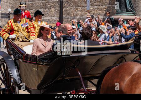 Windsor, Großbritannien. Juli 2025. Prinz William und Catherine, Prinzessin von Wales, fahren mit der Kutsche nach Windsor Castle am ersten Tag des Staatsbesuchs von Präsident Emmanuel Macron in Großbritannien. Präsident Macron und seine Frau Brigitte Macron werden während ihres Besuchs als Gäste von König Karl III. Und Königin Camilla auf Schloss Windsor übernachten. Es ist der erste Besuch dieses Staates aus Frankreich seit 17 Jahren. Quelle: Mark Kerrison/Alamy Live News Stockfoto