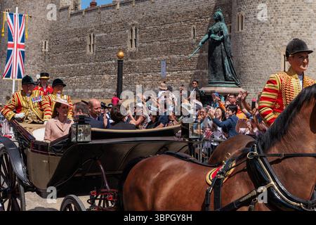 Windsor, Großbritannien. Juli 2025. Prinz William und Catherine, Prinzessin von Wales, fahren mit der Kutsche nach Windsor Castle am ersten Tag des Staatsbesuchs von Präsident Emmanuel Macron in Großbritannien. Präsident Macron und seine Frau Brigitte Macron werden während ihres Besuchs als Gäste von König Karl III. Und Königin Camilla auf Schloss Windsor übernachten. Es ist der erste Besuch dieses Staates aus Frankreich seit 17 Jahren. Quelle: Mark Kerrison/Alamy Live News Stockfoto
