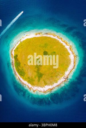 Atemberaubendes Luftbild der runden Insel im mittelmeer. Lage Place Pula, Kroatien, Europa. Fantastische Landschaft über dem Meer. Beliebtes t Stockfoto