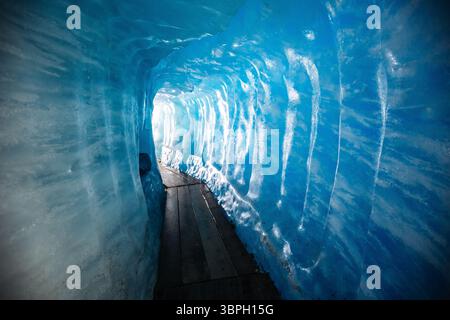 Spektakuläres blaues Eis in einer Gletscherhöhle. Lage Ort der Berner Alpen, Rhonegletscher, Furkapass und Grimselpass, Schweizer alpen, Europa. Beliebte Trav Stockfoto