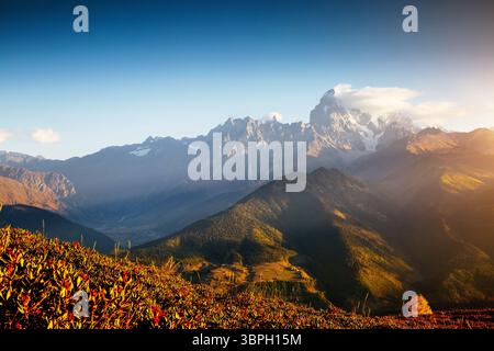 Wunderschöner Blick in die Berge des hohen Kaukasus an sonnigen Tagen. Lage Ort des Mt. Ushba, Upper Svaneti, Mestia, Georgien, Europa. Bild der exotischen Landschaft, Stockfoto