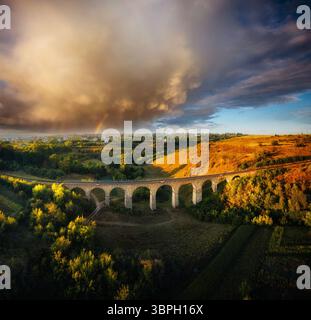 Luftaufnahme des alten Viadukts. Standort Ukraine, Europa. Malerisches Bild des beliebtesten Reiseziels. Berühmter historischer Ort. Drohnenfotografie. Att Stockfoto