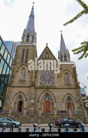 Fassade der Metropolitan Cathedral of Our Lady of the Holy Rosary, auch bekannt als die Holy Rosary Cathedral in Downtown Vancouver, British Columbia, Kanada Stockfoto