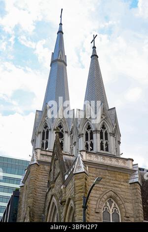 Asymmetrische Glockentürme der Metropolitan Cathedral of Our Lady of the Holy Rosary, auch bekannt als die Holy Rosary Cathedral in Downtown Vancouver, British Colum Stockfoto