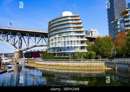 Silver Sea, ein luxuriöses Wohnhaus neben der Granville Street Bridge, einer Stahlfachwerkbrücke, die False Creek in Vancouver, British Columbia, C überspannt Stockfoto