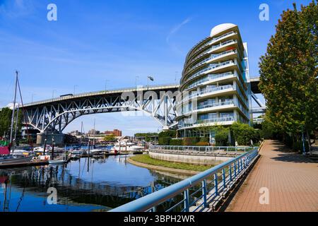 Silver Sea, ein luxuriöses Wohnhaus neben der Granville Street Bridge, einer Stahlfachwerkbrücke, die False Creek in Vancouver, British Columbia, C überspannt Stockfoto