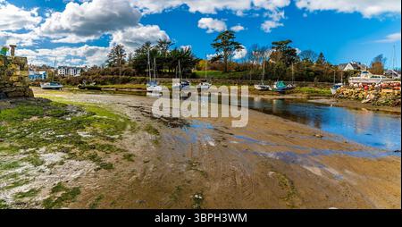 Ein Blick auf Boote, die im Frühling in der Mündung in Abersoch, Wales, vertäut sind Stockfoto