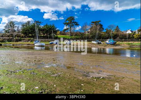 Ein Blick über die Mündung in Richtung der im Frühling verankerten Boote in Abersoch, Wales Stockfoto