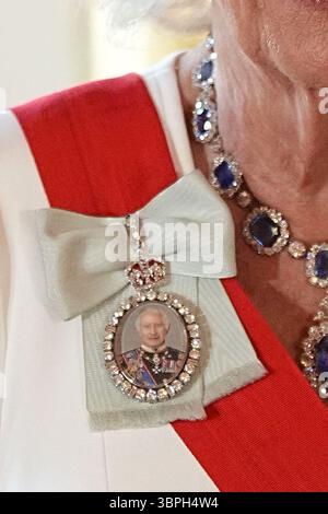 Detail der Brosche, die Königin Camilla beim Staatsbankett für den französischen Präsidenten Emmanuel Macron und seine Frau Brigitte Macron in Windsor Castle, Berkshire, am ersten Tag des Staatsbesuchs des französischen Präsidenten in Großbritannien getragen hat. Die Königin trägt das kleinste neue offizielle Porträt, das der König für den königlichen Familienorden beauftragt hat, das die Königin bei staatlichen Anlässen tragen soll. Bilddatum: Dienstag, 8. Juli 2025. Stockfoto