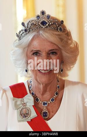 Königin Camilla trifft am ersten Tag des Staatsbesuchs des französischen Präsidenten Emmanuel Macron und seiner Frau Brigitte Macron auf Windsor Castle in Berkshire ein. Die Königin trägt das kleinste neue offizielle Porträt, das der König für den königlichen Familienorden beauftragt hat, das die Königin bei staatlichen Anlässen tragen soll. Bilddatum: Dienstag, 8. Juli 2025. Stockfoto