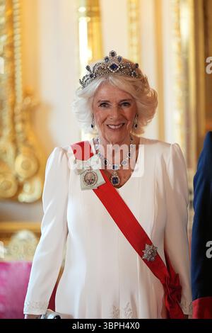 Königin Camilla trifft am ersten Tag des Staatsbesuchs des französischen Präsidenten Emmanuel Macron und seiner Frau Brigitte Macron auf Windsor Castle in Berkshire ein. Die Königin trägt das kleinste neue offizielle Porträt, das der König für den königlichen Familienorden beauftragt hat, das die Königin bei staatlichen Anlässen tragen soll. Bilddatum: Dienstag, 8. Juli 2025. Stockfoto