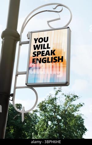 Sie sprechen englischen Text auf der Werbetafel in der Stadt. Sprachkurs Stockfoto