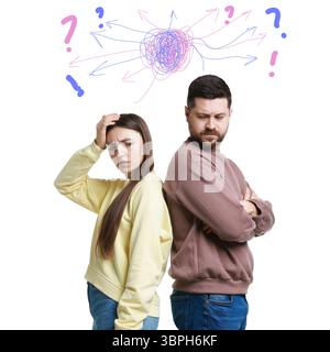 Besorgter Mann und Frau auf weißem Hintergrund. Verwirrte Gedanken als Kritzeleien über ihren Köpfen. Missverständnis, Stress, Angst Stockfoto