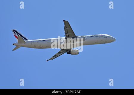 Fiumicino, Latium. Juli 2025. Airbus A321 Air France .Flugzeug zum Flughafen Fiumicino. Fiumicino (Italien), 08. Juli 2025 Credit: massimo insabato/Alamy Live News Stockfoto