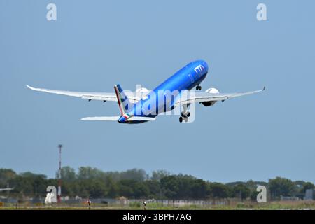 Fiumicino, Latium. Juli 2025. Airbus A330-900Neo .Flugzeug zum Flughafen Fiumicino. Fiumicino (Italien), 08. Juli 2025 Credit: massimo insabato/Alamy Live News Stockfoto