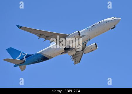 Fiumicino, Latium. Juli 2025. Airbus A330 Air Transat .Aircraft zum Flughafen Fiumicino. Fiumicino (Italien), 08. Juli 2025 Credit: massimo insabato/Alamy Live News Stockfoto